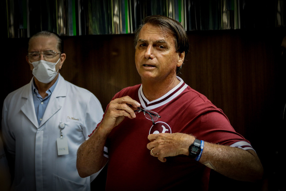 Camarão não mastigado causou obstrução intestinal em Bolsonaro, diz médico