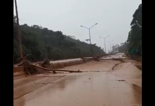 Com chuvas, barragem transborda na região metropolitana de BH e interdita rodovia