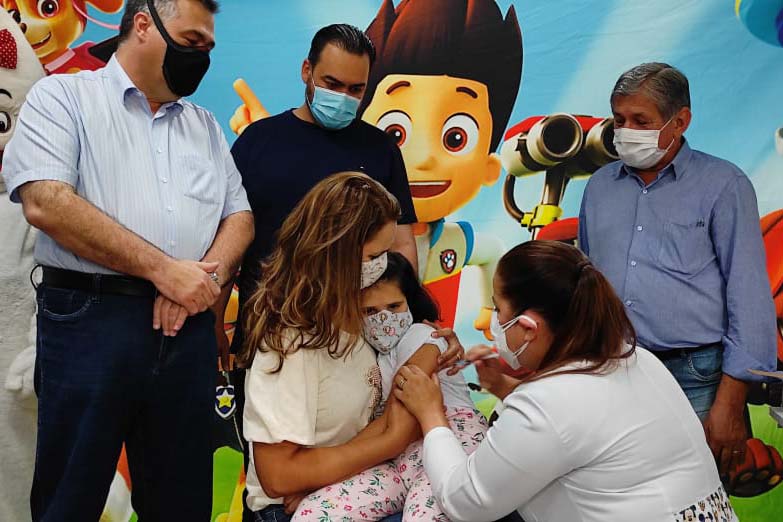 Primeira criança é vacinada contra a covid-19 no Paraná