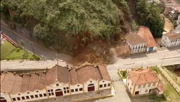 Deslizamento de terra destrói imóveis históricos em Ouro Preto (MG); vídeo