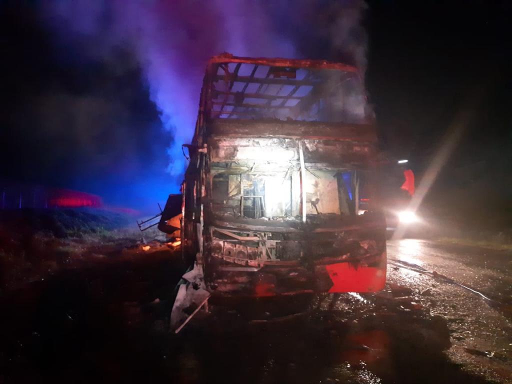 Ônibus de turismo com 55 passageiros pega fogo na BR-376, em Ponta Grossa