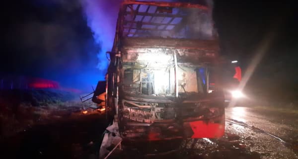 Ônibus de turismo com 55 passageiros pega fogo na BR-376, em Ponta Grossa