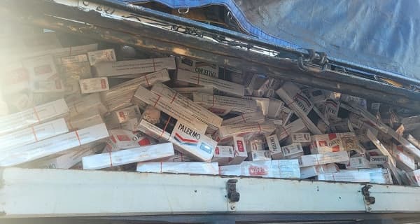 PRF apreende caminhão com 175 mil maços de cigarros na BR-376, em Tibagi