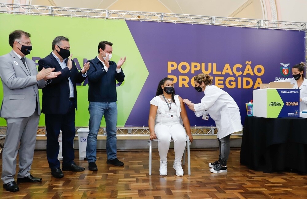 A enfermeira Lucimar Josiane de Oliveira, de 44 anos, (na foto), foi a primeira pessoa vacinada contra a Covid-19 no Paraná.
(Foto: Rodrigo Felix Leal/AEN)