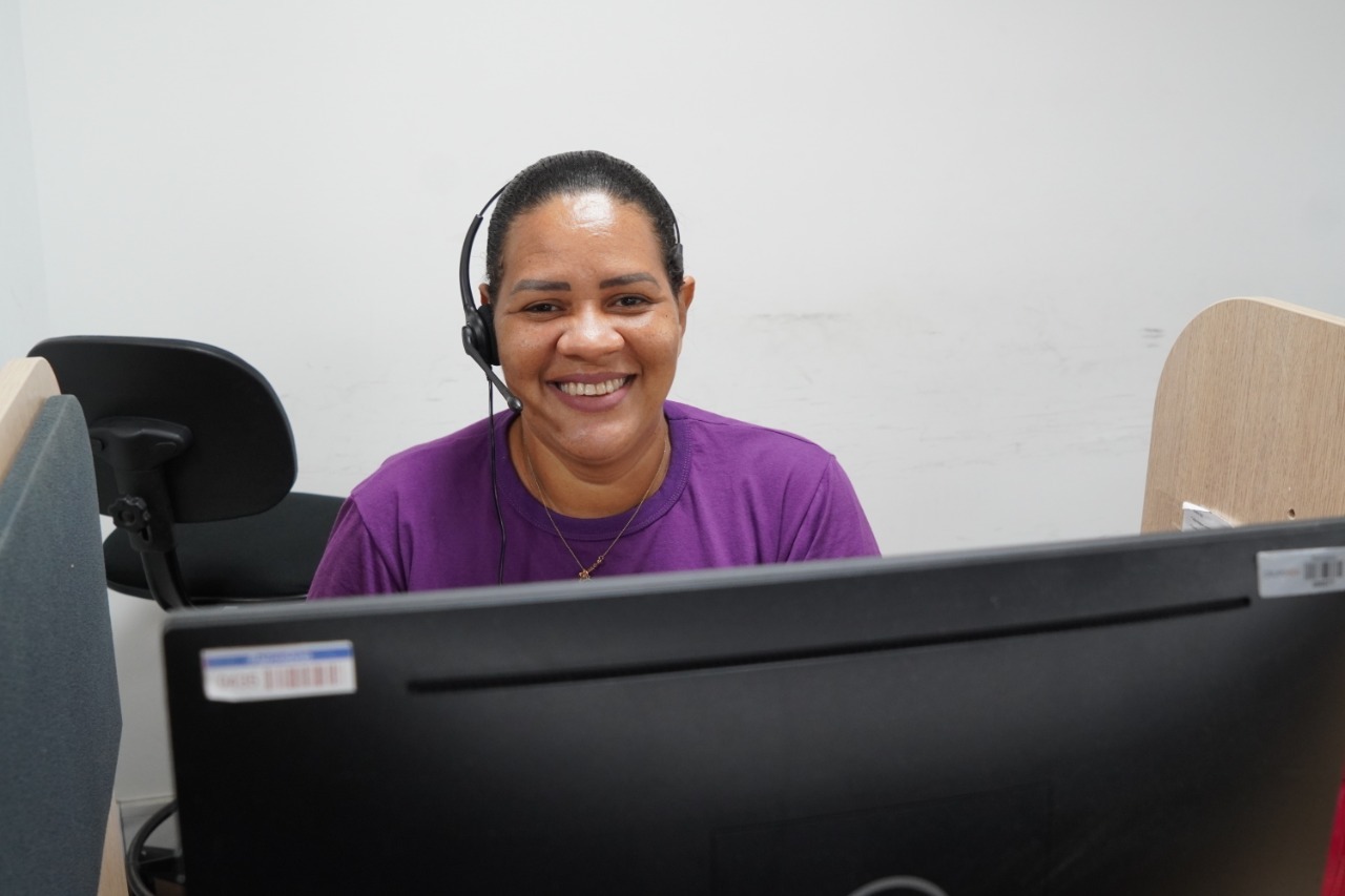 Lucinei é formada em Engenharia de Produção e trabalha há dez anos como operadora de telemarketing.